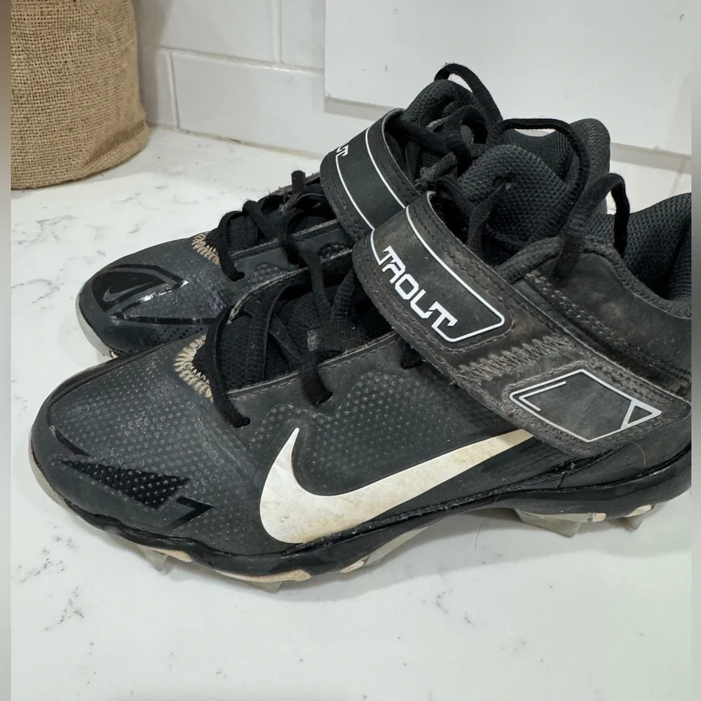 Boys Trout Baseball Cleats size 3y - Picture 2 of 5